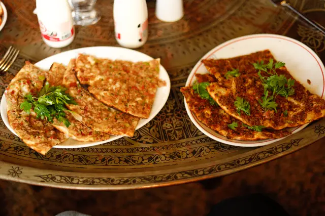 Maydanozla servis edilen ince lahmacunlar