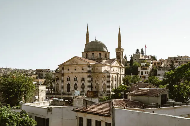 Şehrin ortasında yükselen Kurtuluş Camii