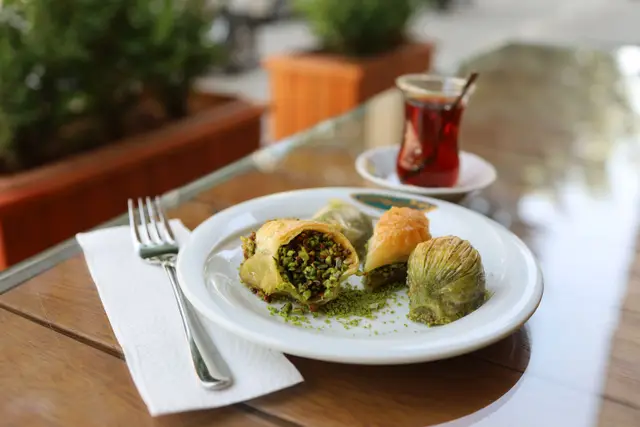 Çayla servis edilen fıstıklı baklava