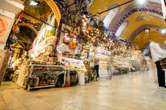 Shops and lanterns under the arched ceiling of the Grand Bazaar