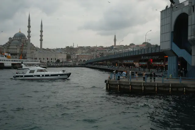 Approaching Eminönü: the Galata Bridge and the New Mosque
