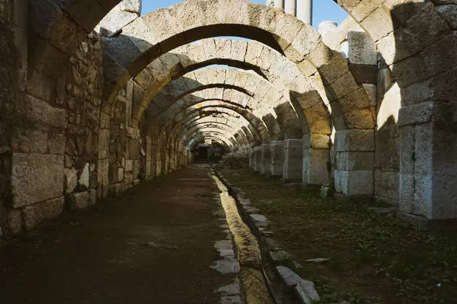 Smyrna Agorası'nda tonozlu bazilika galerisi
