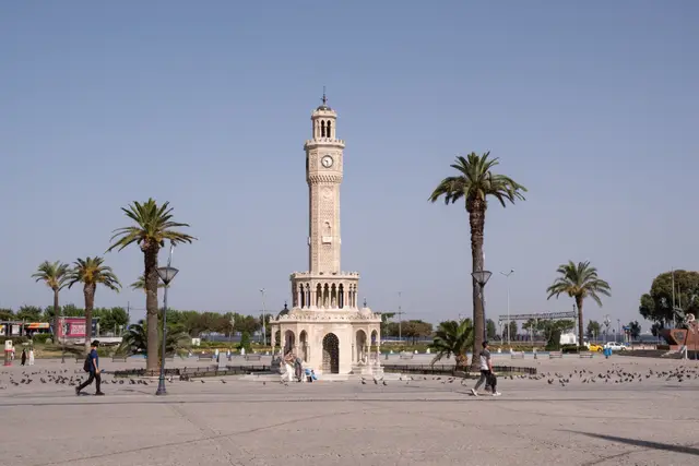 Konak Meydanı'nda palmiyelerle çevrili Saat Kulesi