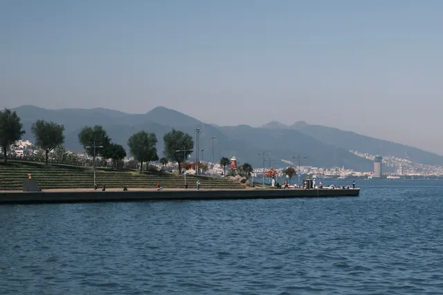 Kordon kıyısı, körfez ve arkada dağlar