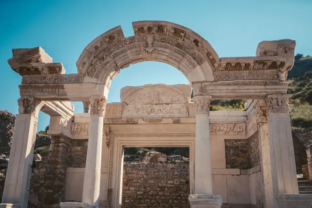 Kuretler Caddesi üzerindeki Hadrian Tapınağı'nın kemeri
