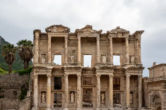 Palmiyelerin önünde Celsus Kütüphanesi