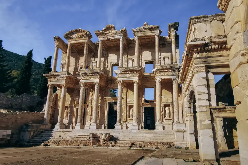Efes'te Celsus Kütüphanesi'nin iki katlı cephesi