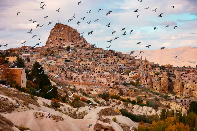 Güvercinlik Vadisi'nden Uçhisar Kalesi ve havalanan güvercinler