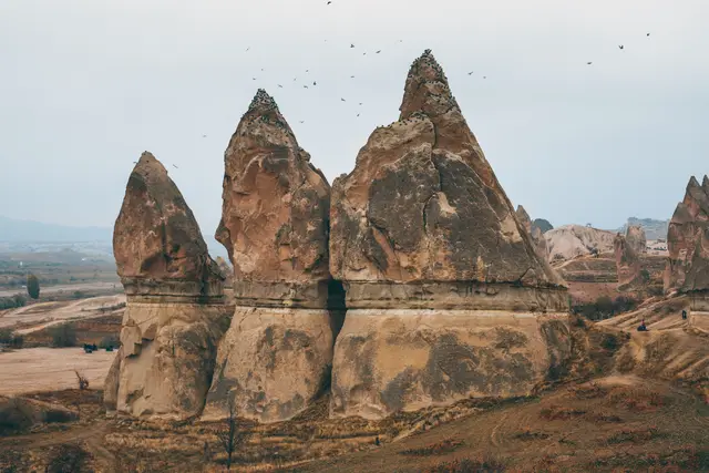 Ürgüp yakınında Üç Güzeller peribacaları