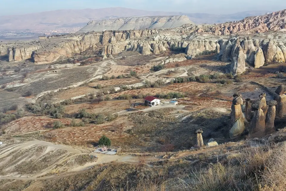 Kapadokya'da peribacaları ve vadilerle dolu geniş bir manzara