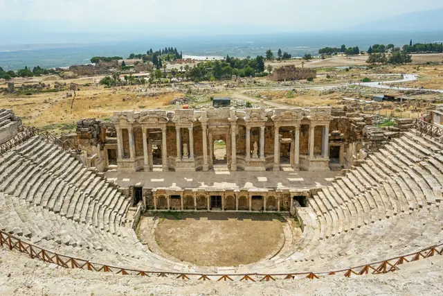 Hierapolis antik tiyatrosunun oturma sıraları ve sahne binası