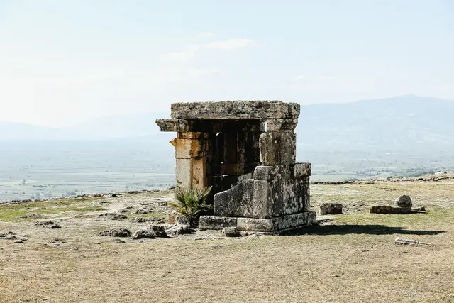 Hierapolis nekropolünde taş bir anıt mezar