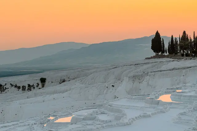 Gün batımında Pamukkale travertenleri