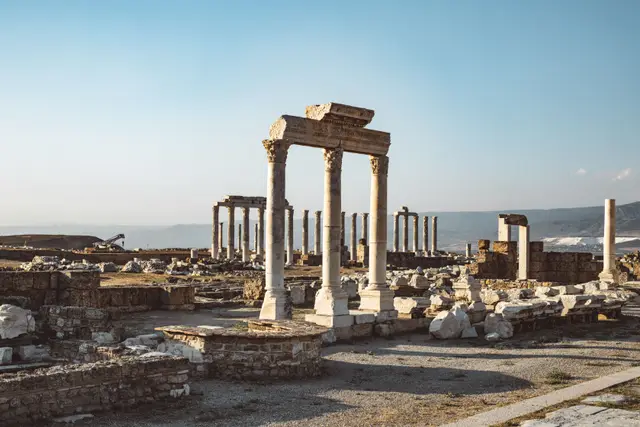 Laodikeia antik kentinde ayakta kalan sütunlar
