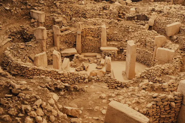 Göbeklitepe'de dikilitaşlar ve taş duvarlar