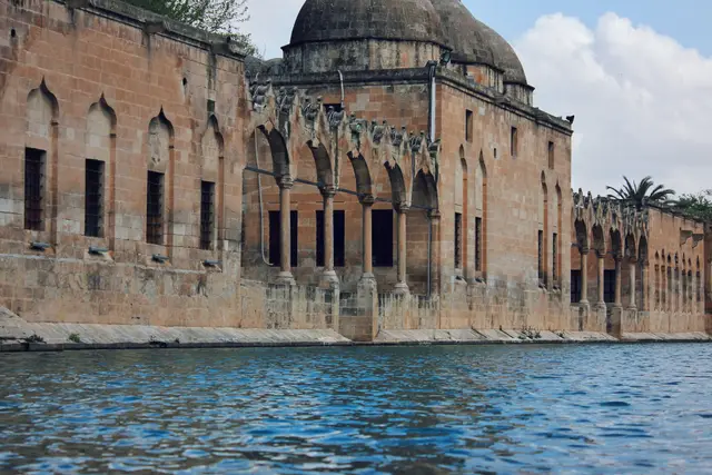 Balıklıgöl kıyısında Halil-ür Rahman Camii