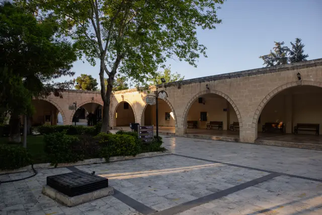 Şanlıurfa'da kemerli taş bir cami avlusu