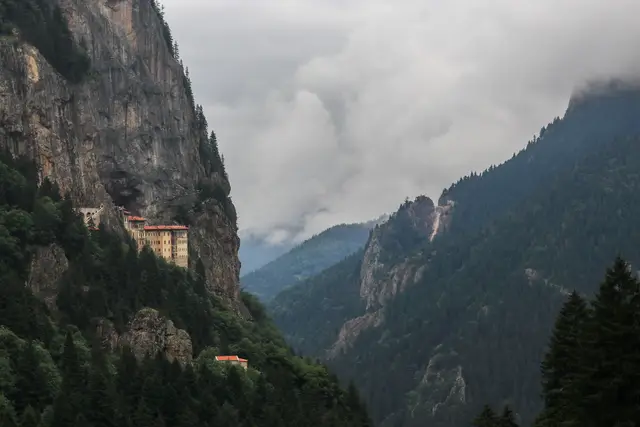 Altındere Vadisi'nin ormanlı yamaçlarında uzaktan Sümela Manastırı