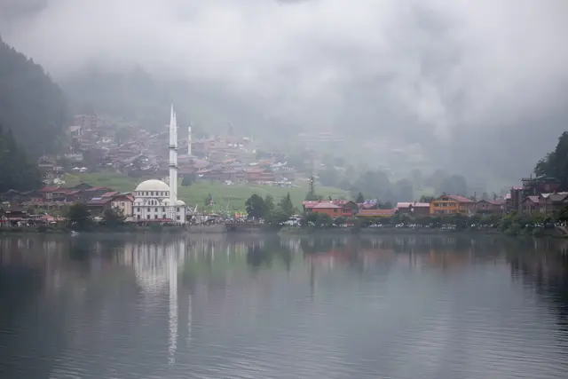 Sisli bir günde Uzungöl, caminin ve köyün kıyısında